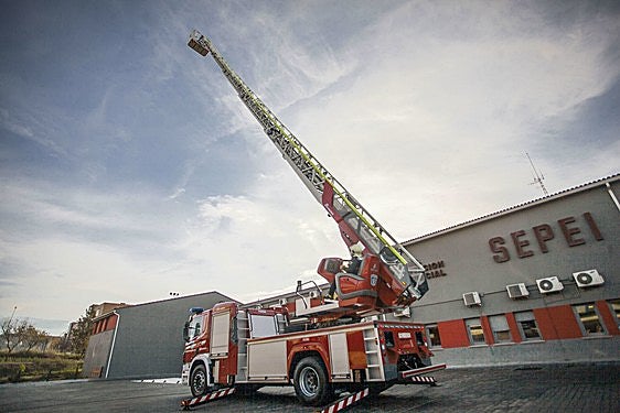 Los bomberos de Badajoz pueden escalar hasta 37 metros en caso de incendio