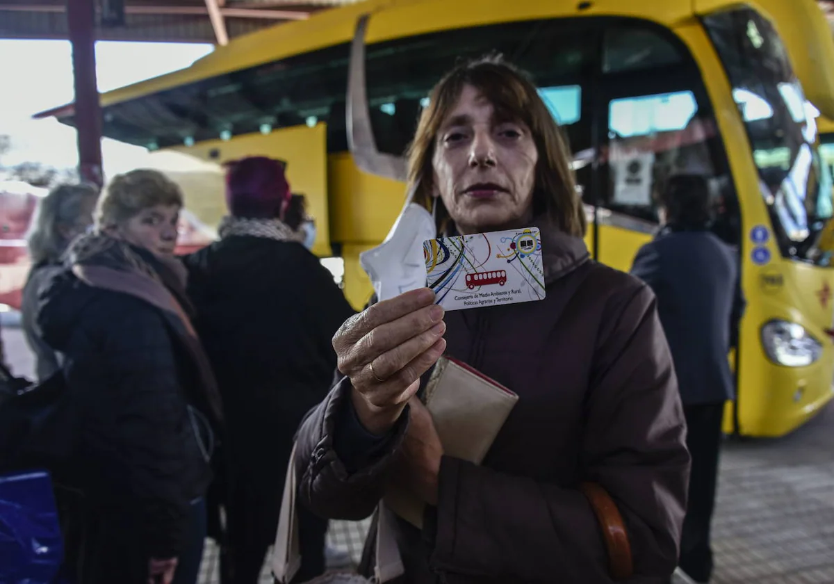 Una mujer muestra la tarjeta SATE en el estación de autobuses de Badajoz en enero del año pasado.
