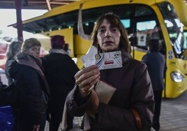 Una mujer muestra la tarjeta SATE en el estación de autobuses de Badajoz en enero del año pasado.