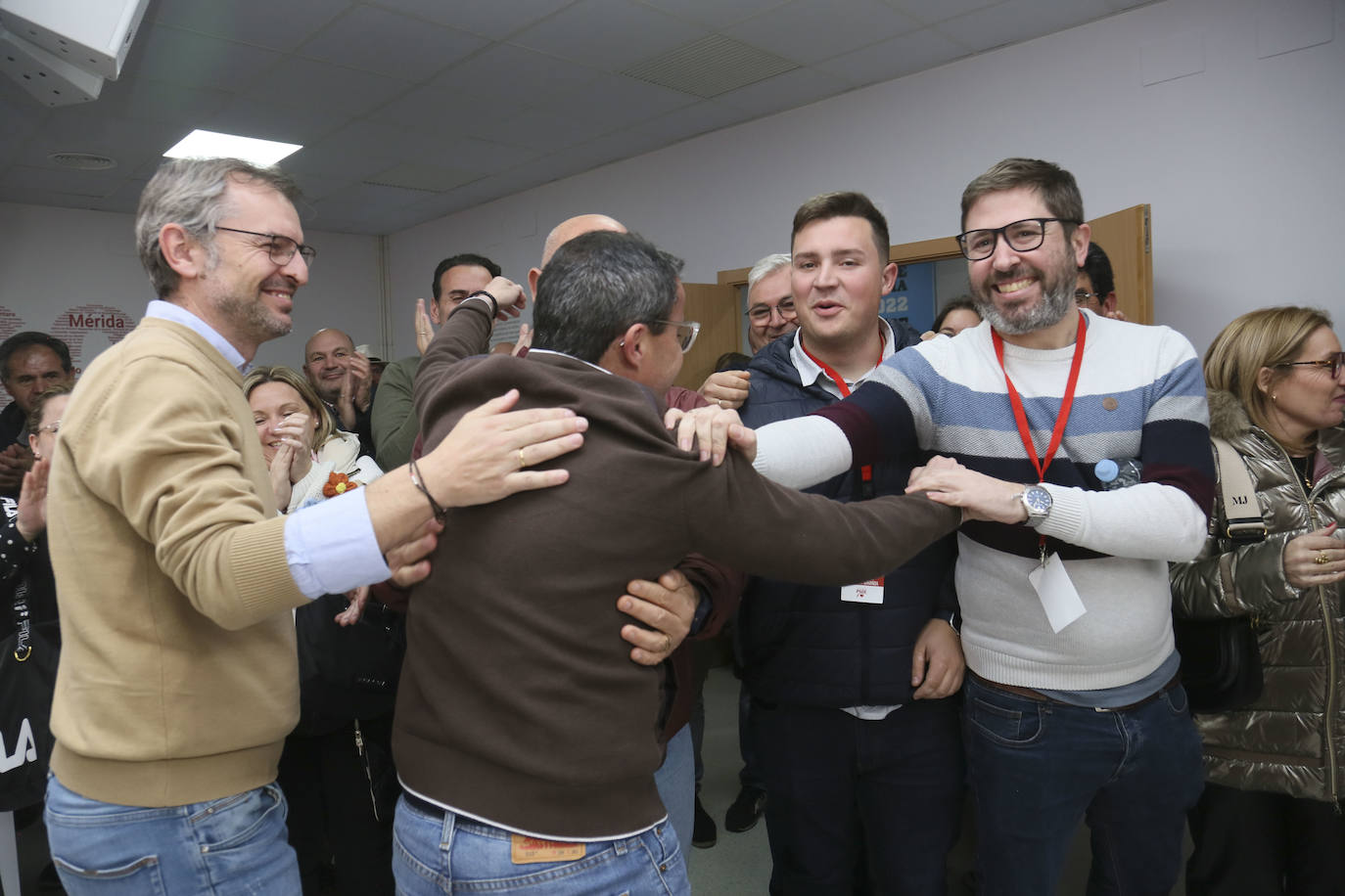 Primeras imágenes tras conocer el resultado de las primarias del PSOE extremeño