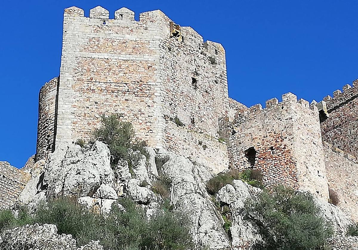 Desprendimientos y grietas en el castillo