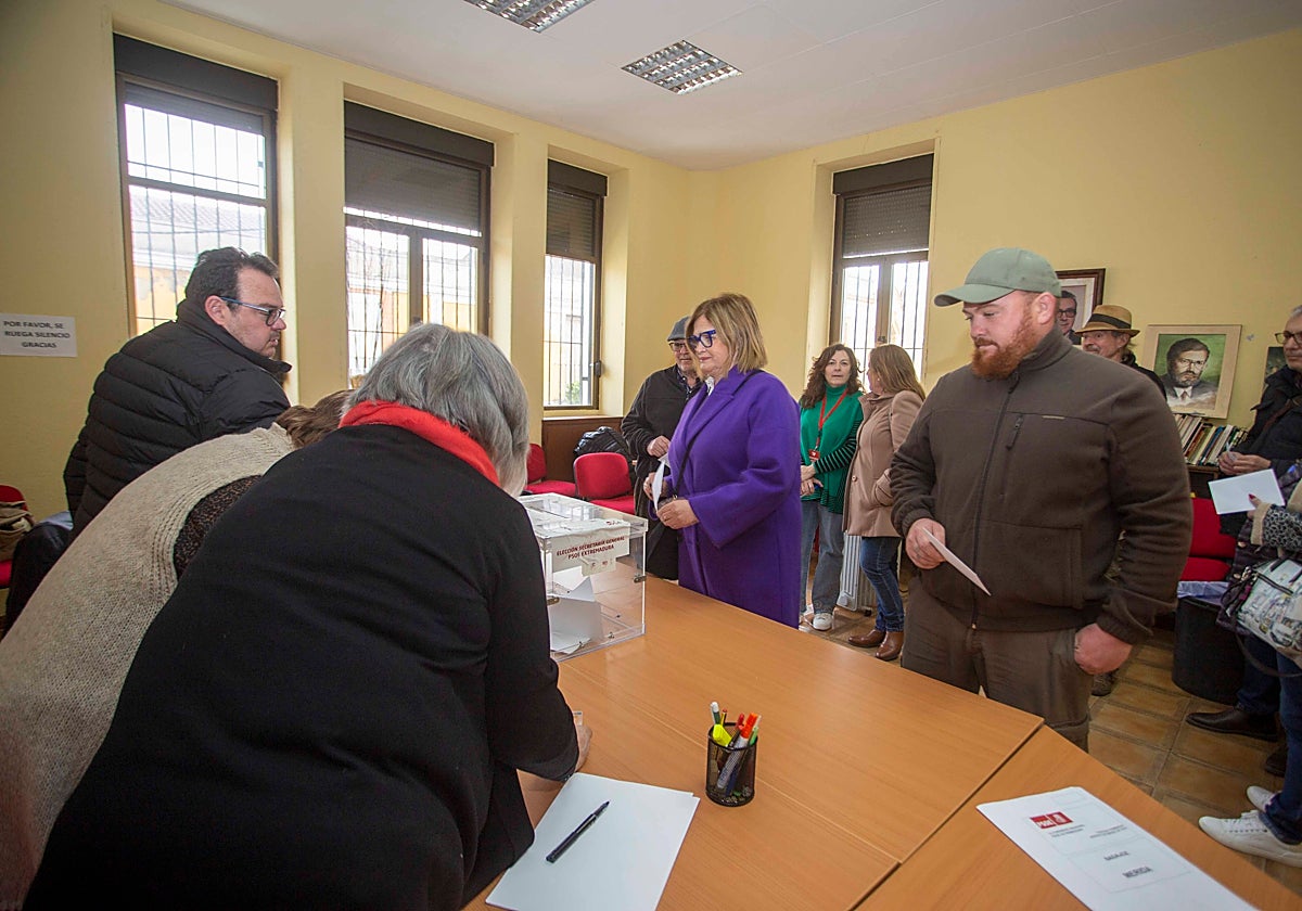 Militantes esperan su turno para votar en la casa del pueblo de Mérida.