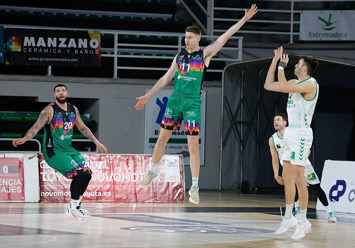 Marco Balaban (con el dorsal 11), en una acción del duelo disputado en el Multiusos ante el Castelló.