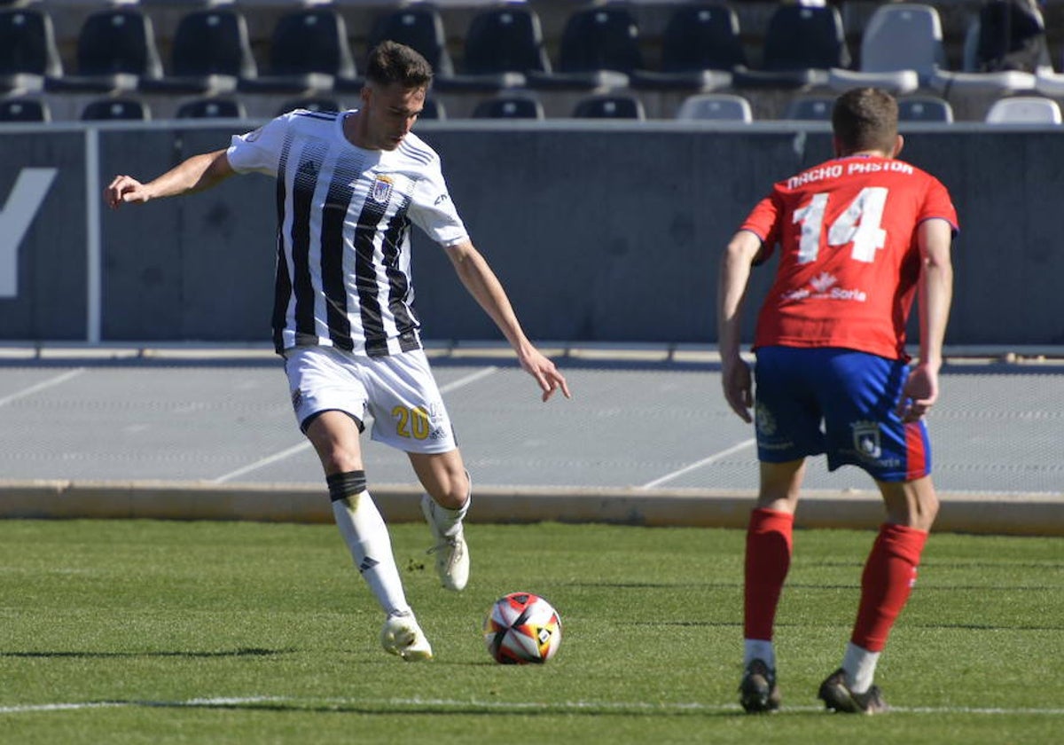 Ewan Urain podría encadenar su tercera titularidad en la punta de lanza del Badajoz.