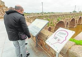 Puente Romano y panel donde se puede ver un código QR y al lado el NFC.