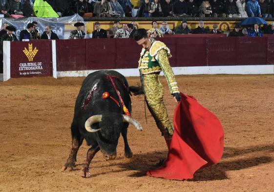 Natural de Talavante al quinto de la tarde al que cortó dos orejas