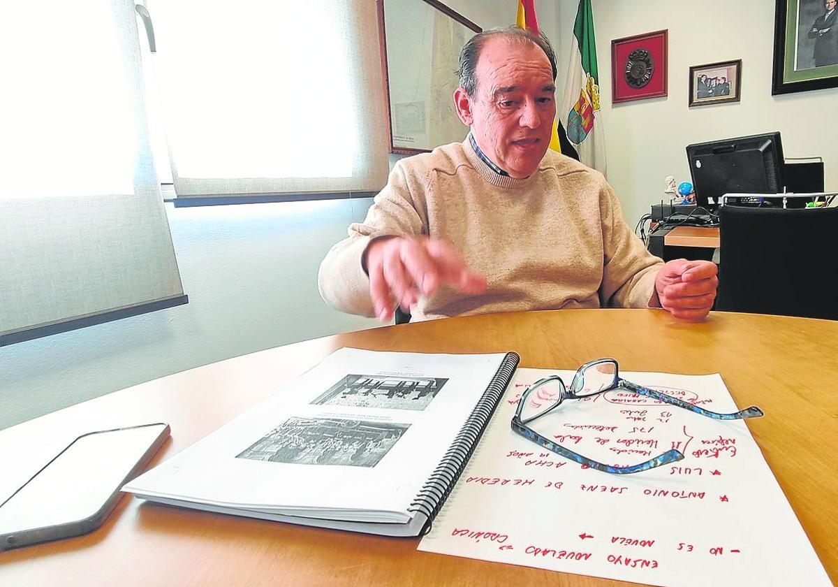 El comisario Aurelio Fernández, con documentación de su libro.