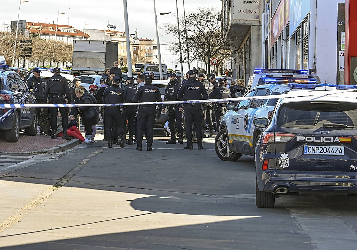 La policía atendiendo a la familia en el lugar del crimen.