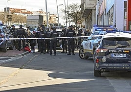 La policía atendiendo a la familia en el lugar del crimen.
