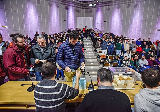 Los socios decidieron por votación entregar el club a Premium Sport y la conversión en SAD.