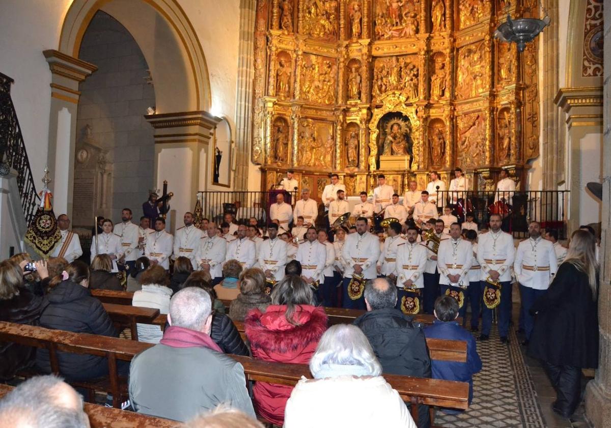 Imagen principal - La Banda de Cornetas y Tambores Ntra. Sra. del Rosario 'Catalinos' recorrió el casco antiguo de Fregenal antes del concierto