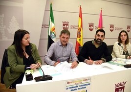 Un momento de la firma del convenio entre el Ayuntamiento y la Agrupación de Cooperativas.