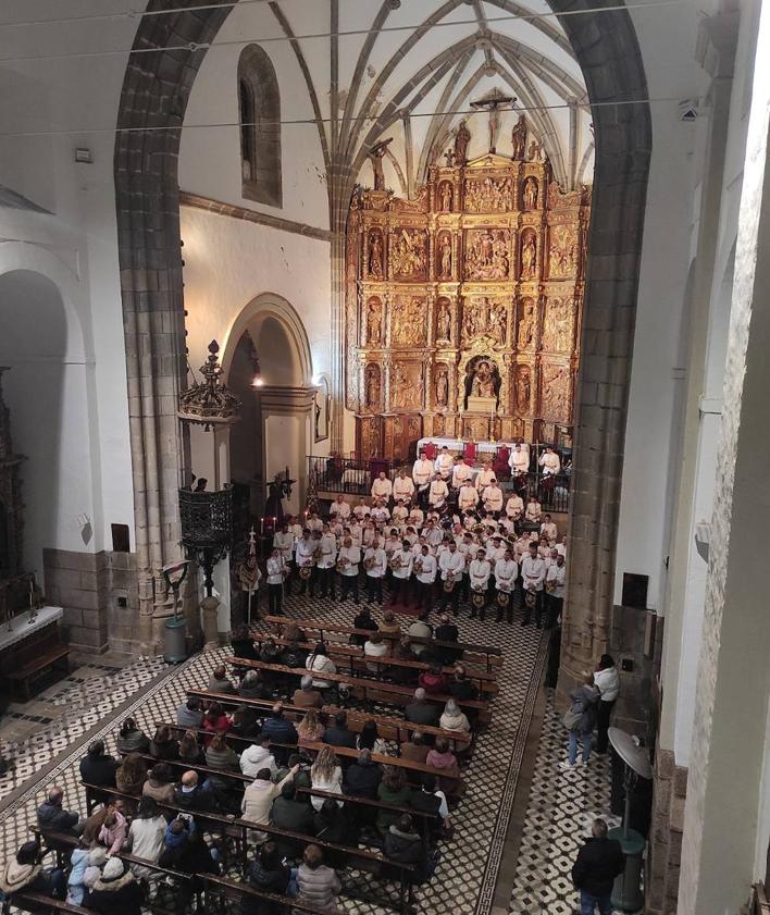 Imagen secundaria 2 - La Banda de Cornetas y Tambores Ntra. Sra. del Rosario 'Catalinos' recorrió el casco antiguo de Fregenal antes del concierto