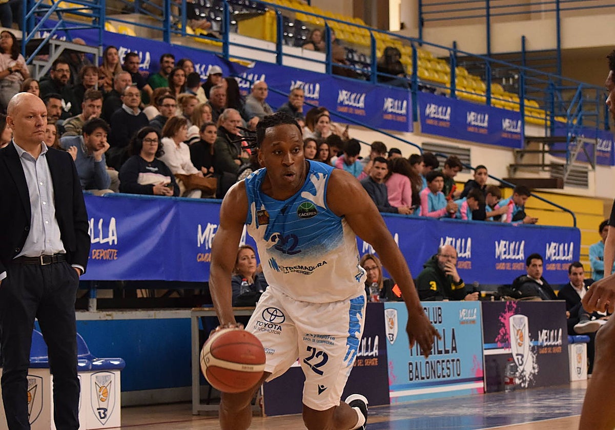 El técnico Arturo González mira desde la banda la conducción de Hamilton.