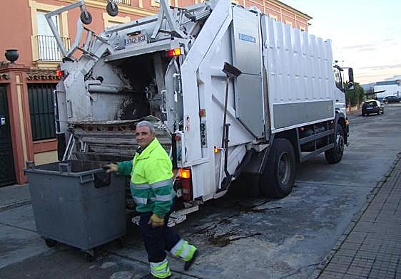 Archivo. Recogida de basura en Fregenal.