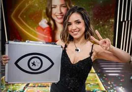 Lucía, ganadora de GH Dúo con el maletín.