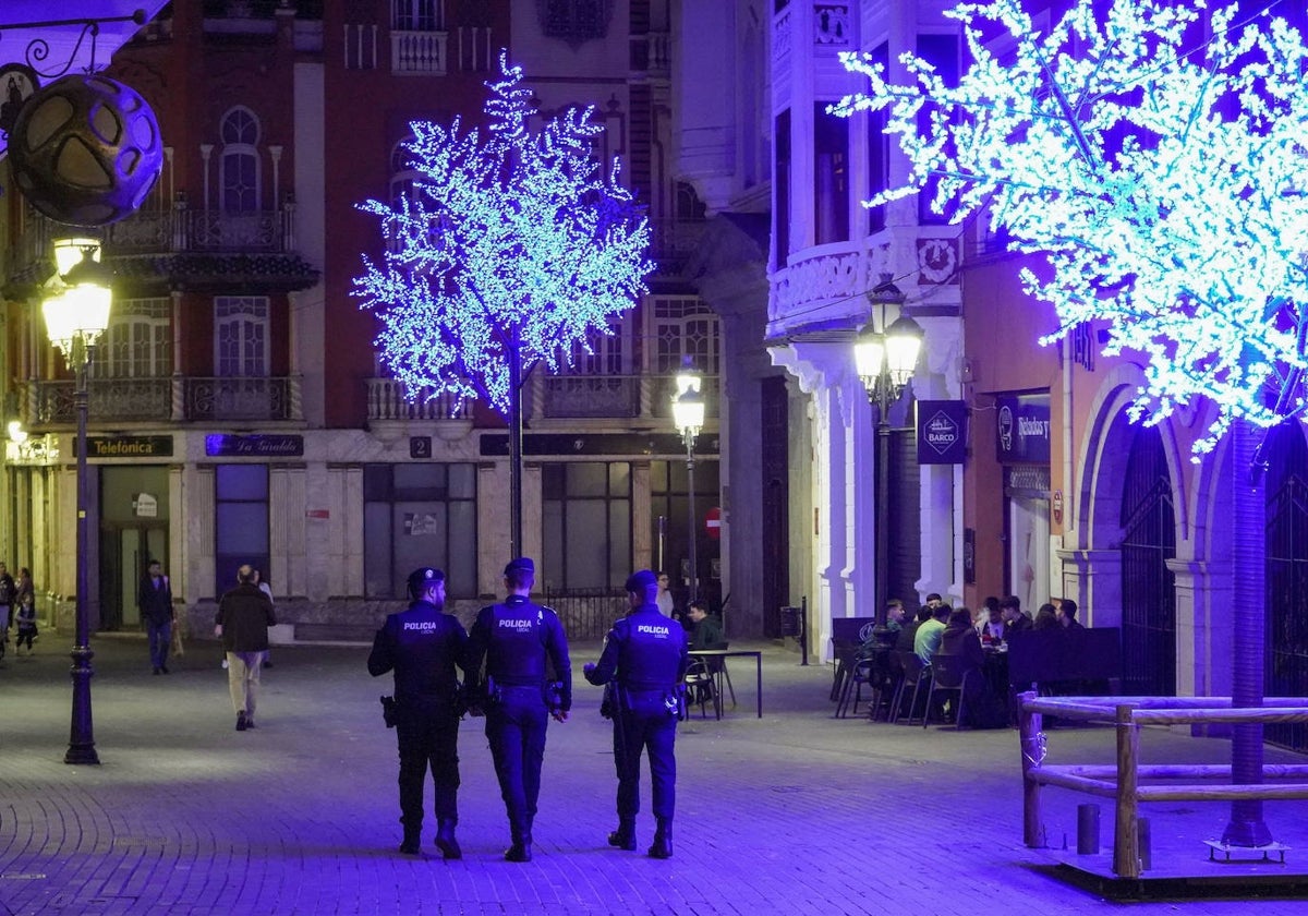 Agentes de la Policía Local patrullan el Casco Antiguo esta Navidad.