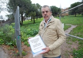 Daniel Puerta con las firmas recogidas en contra de la ampliación del aparcamiento.