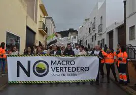Protesta en Salvatierra de los Barros contra el macrovertedero.