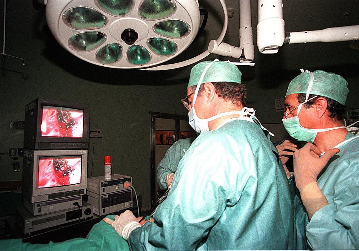 Operación en un quirófano del Universitario de Badajoz
