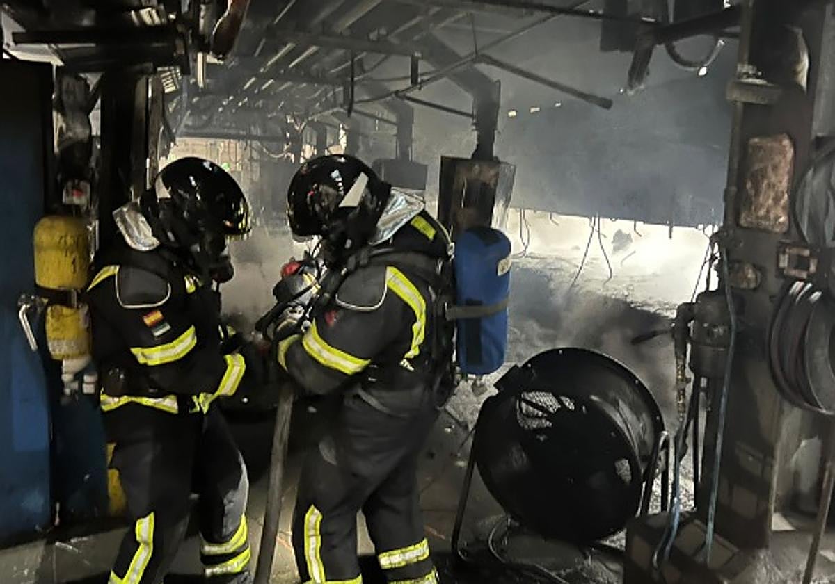 Bomberos de la Diputación de Badajoz actuando en el interior de la Siderúrgica.