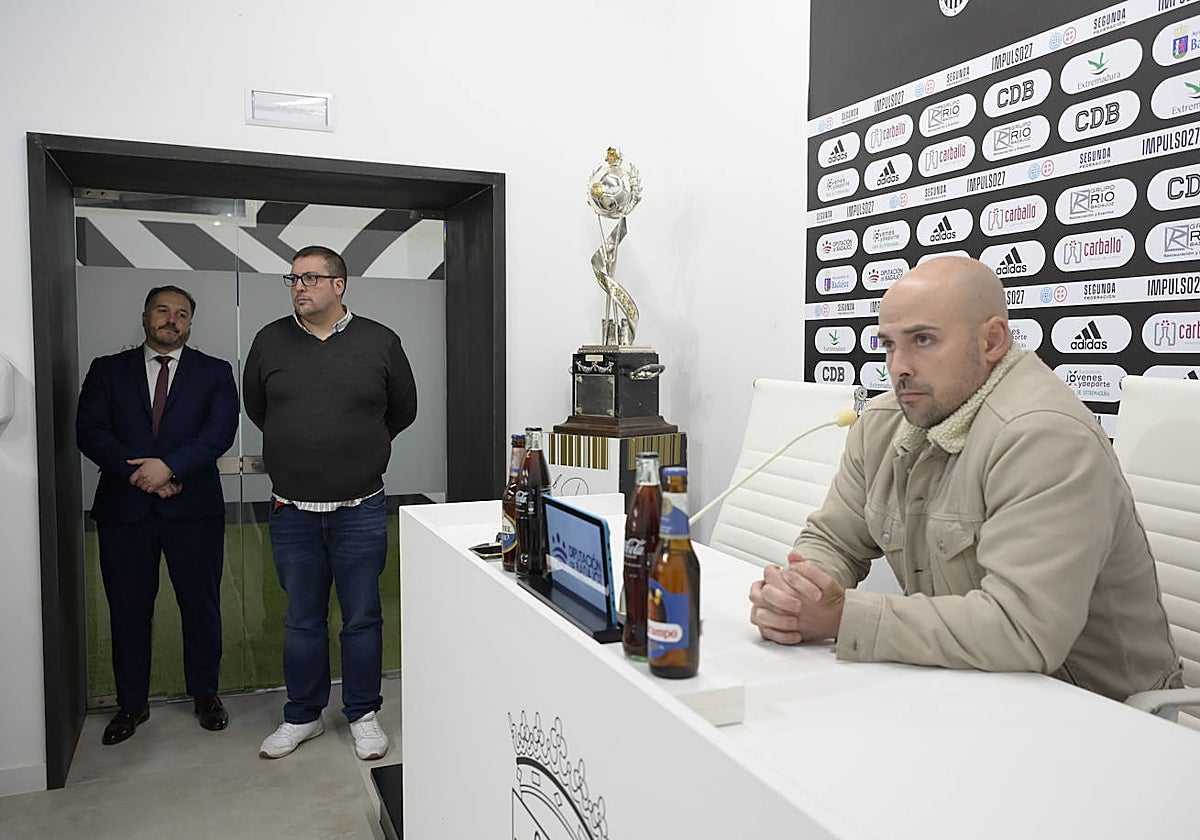 Luis Oliver Sierra durante su comparecencia en el Nuevo Vivero como nuevo director deportivo del Badajoz.