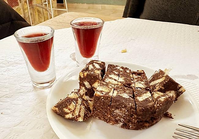 Salame de chocolate y dos chupitos de ginjinha.