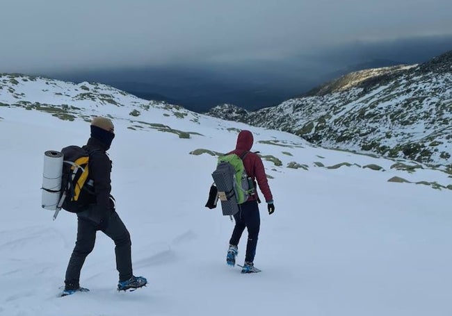 De bajada al refugio, el cual encontraron sin techo.