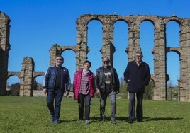 Álvaro Muñoz, Encarna García, Manolo Coronado y José Galindo, en el Acueducto de los Milagros.