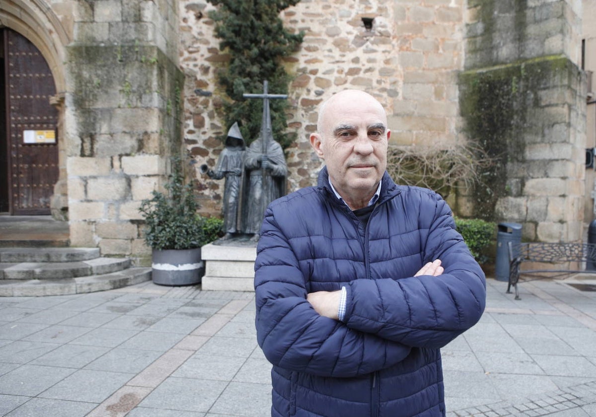 Pedro Canelo posa para la foto delante del monumento cofrade, en la plaza de San Juan.