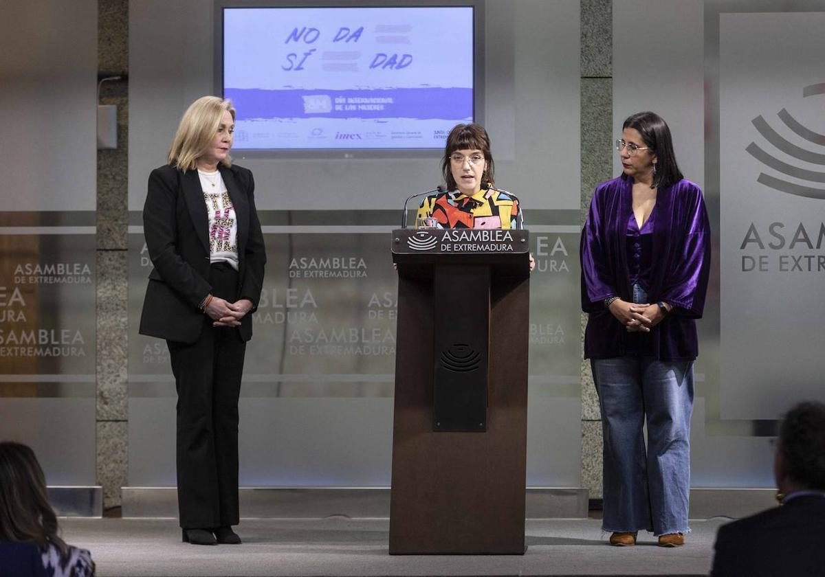 Teresa Tortonda (PP), Nerea Fernández (Unidas por Extremadura) y Teresa García (PSOE) en la lectura de la declaración institucional en la Asamblea.