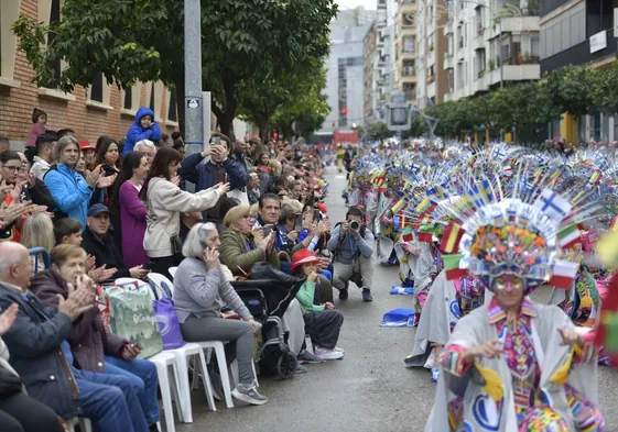 Numeroso público en el desfile que fue el martes de Carnaval.