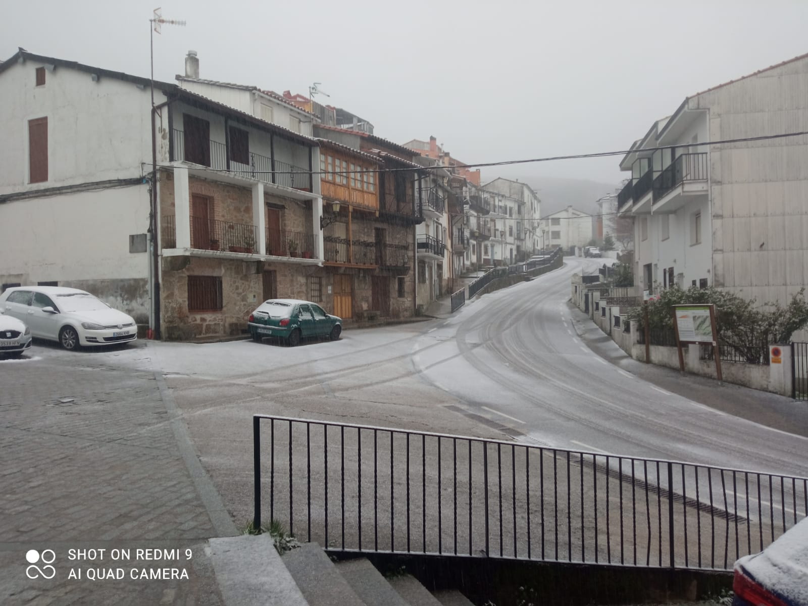 Minutos antes de las 18.00 horas comenzó a nevar en La Garganta (Valle de Ambroz)