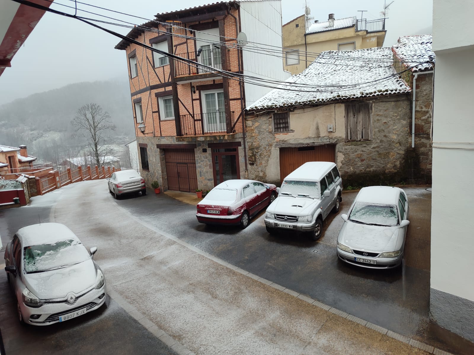 Minutos antes de las 18.00 horas comenzó a nevar en La Garganta (Valle de Ambroz)