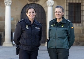 La inspectora Patricia Borrero y la capitana de la Guardia Civil Aurora Vicente, en la Plaza Mayor de Plasencia.