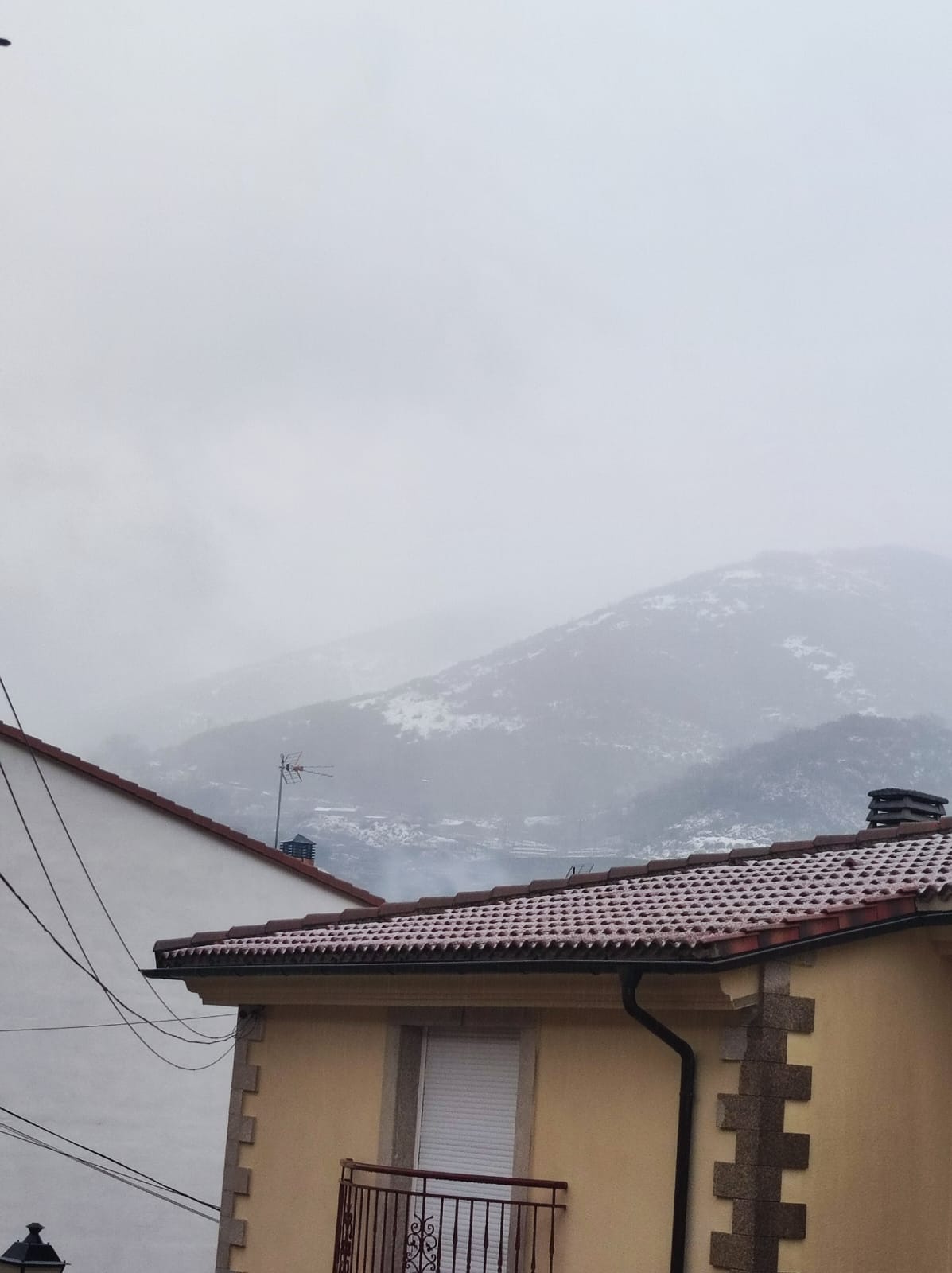 La nieve, aunque escasa, también ha hecho acto de presencia en Tornavacas.