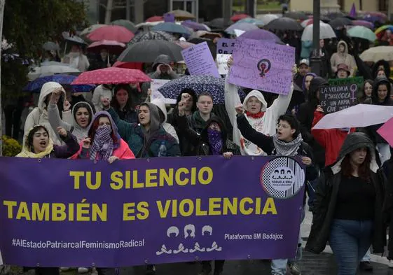 Manifestación en Badajoz con los paraguas como protagonistas.