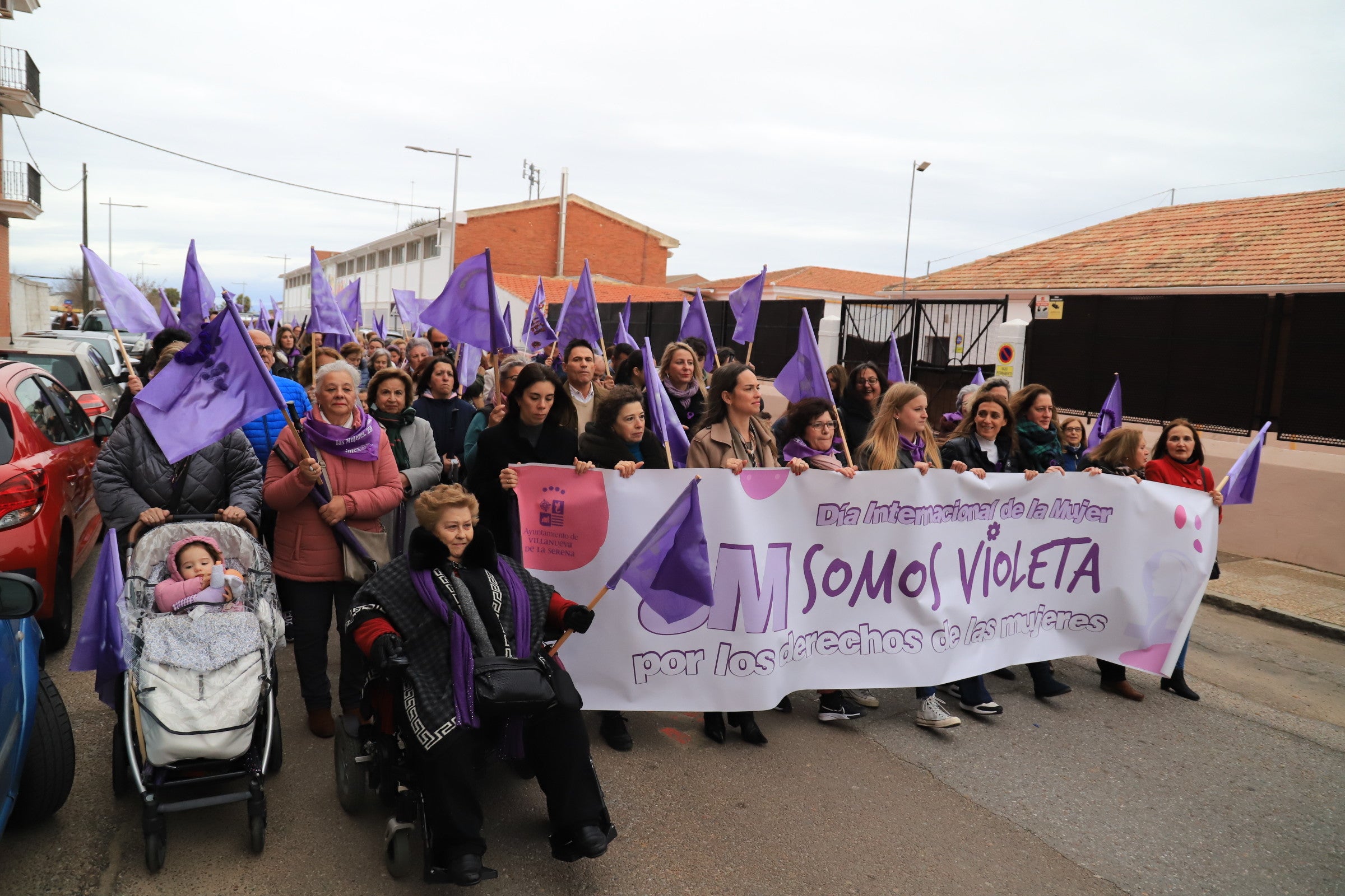 Protesta en por las calles de Villanueva de la Serena antes del comienzo de la lluvia. 