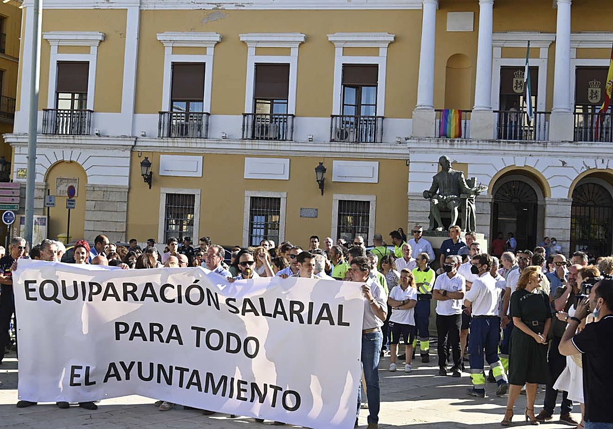 Trabajadores municipales se manifiesta en el verano de 2022 por una subida salarial.