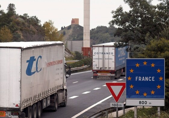 Camiones repletos de mercancías pasan la frontera entre España y Francia.