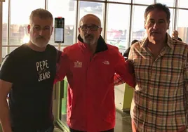 José Luis Vidales y sus compañeros corredores, en el aeropuerto de Las Palmas de camino a Sevilla para llegar a Badajoz en bus con el objetivo de correr una maratón que se ha suspendido.