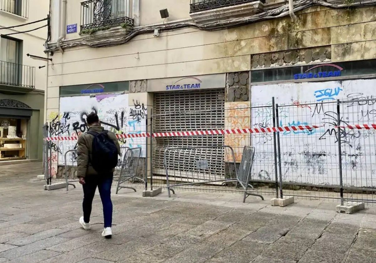 Aspecto del edificio que hace esquina entre Pintores y Moret con vallas a su alrededor.