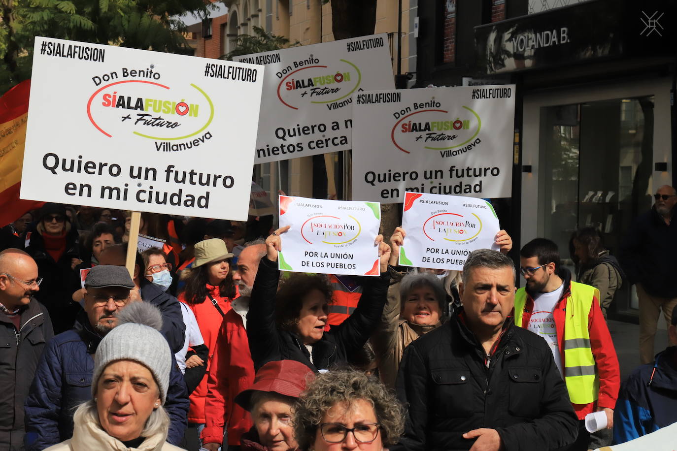 Más de 500 personas se manifiestan a favor de la fusión de Don Benito y Villanueva