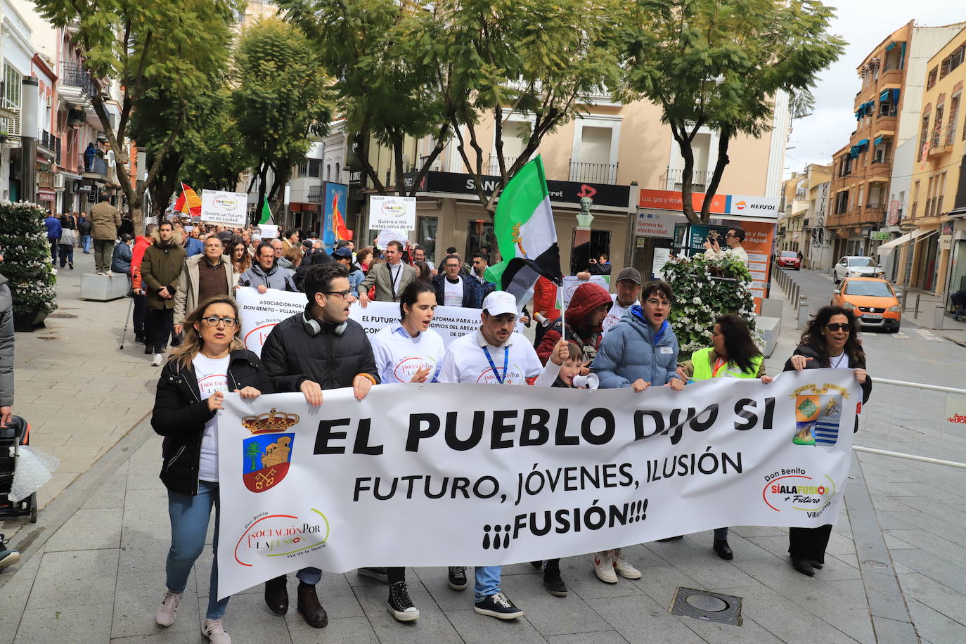 Más de 500 personas se manifiestan a favor de la fusión de Don Benito y Villanueva