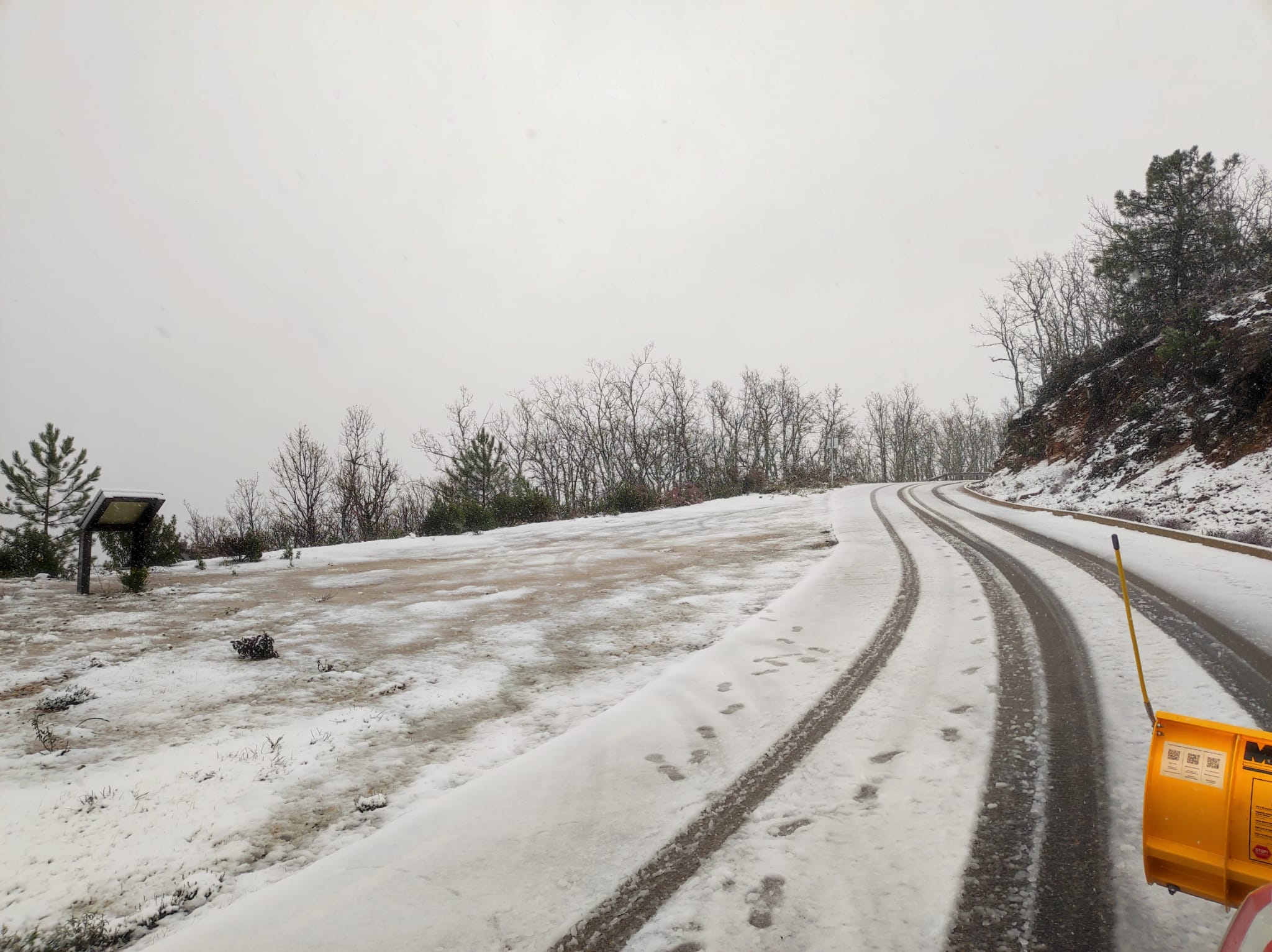 El puerto de Honduras, entre el Jerte y Ambroz, ha tenido que ser cerrado por la nieve.