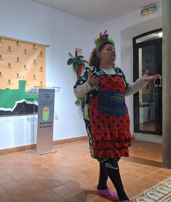 Imagen secundaria 2 - Arriba, participantes en el acto institucional. Abajo, presentación y momento de la actuación de la monologuista Pepa Guillén.