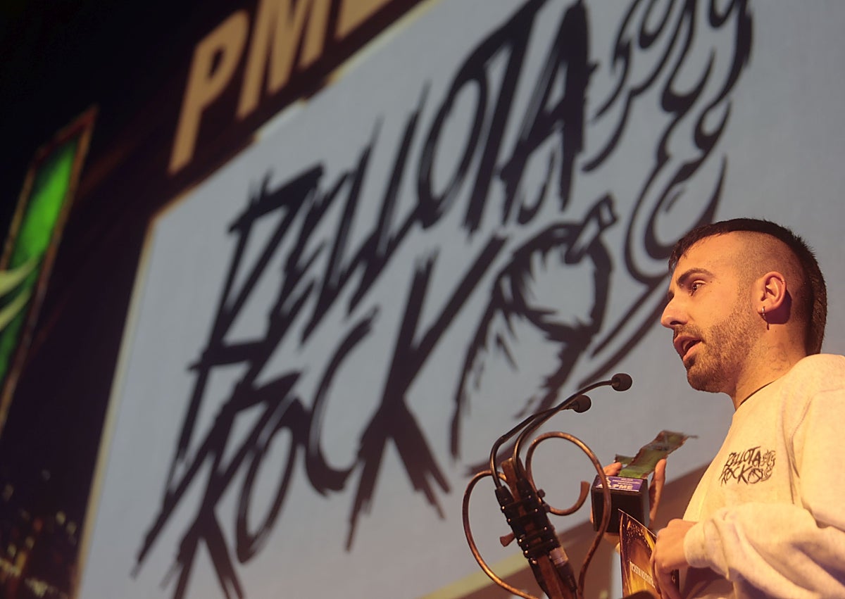 Imagen secundaria 1 - Arriba, aco Martín y Diego Barriga, de Boogaloo. Debajo, distinción para Bellota Rock por la mejor programación musical. Sobre estas líneas, Sam George.