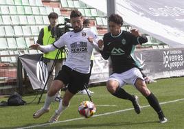 Chuma luchando el balón que dio origen al primer gol el domingo pasado ante el Atlético Baleares.