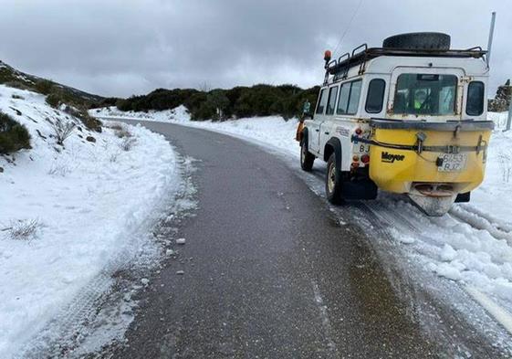 Una de las carreteras afectadas por la nieve en Extremadura.