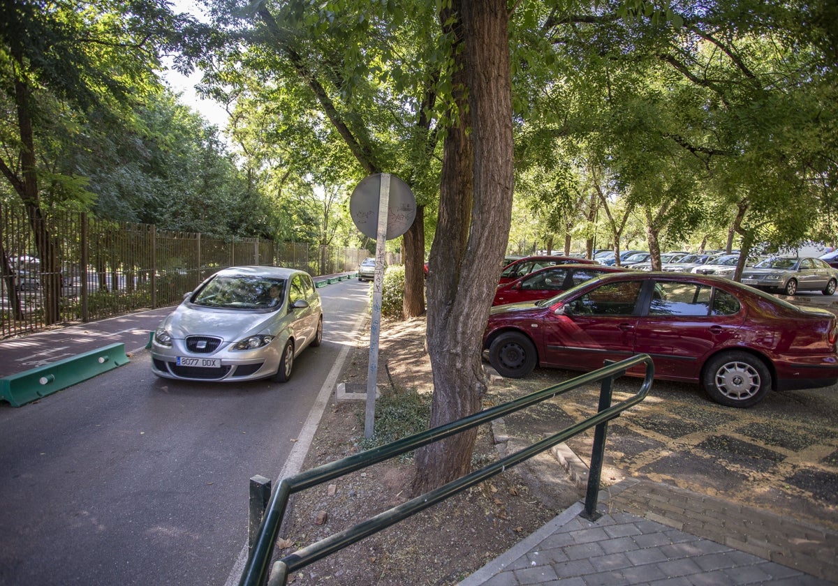 Aparcamiento actual del parque del Príncipe, que se va a ampliar con otras 160 plazas en los terrenos anexos.